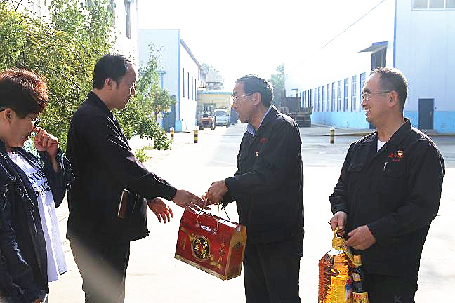 1579399812330053.jpg 壮丽七十年 礼赞劳动者 集团公司工会国庆前夕慰问劳模工匠2.jpg